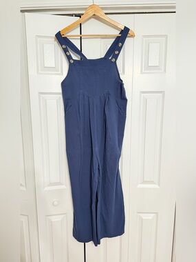 Navy Wide-Leg Pleated Jumpsuit with Pockets size Medium